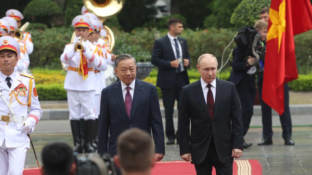 Putin Arrives in Vietnam for State Visit